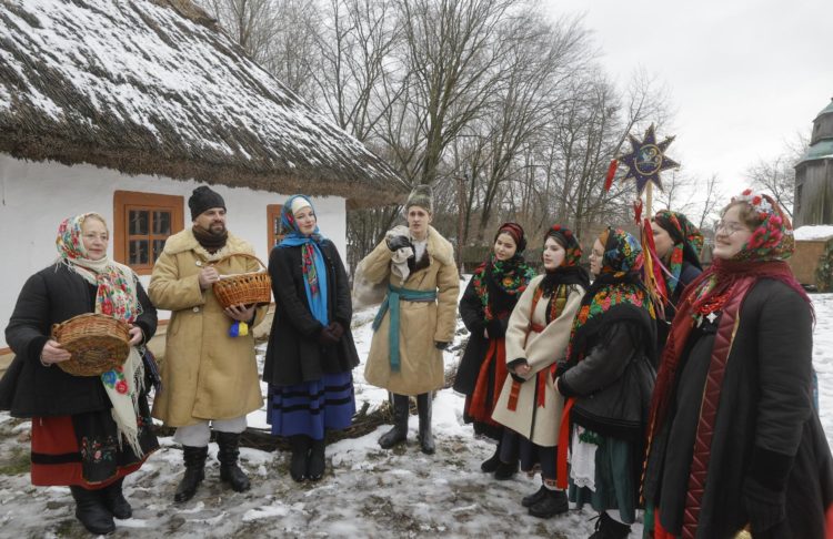 Ucranianos celebran por primera vez Navidad el 25 de diciembre en medio de ataques rusos