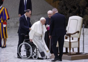 El papa asegura que está mejor, pero que aún se cansa hablando mucho