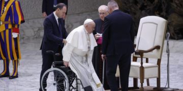 El papa asegura que está mejor, pero que aún se cansa hablando mucho
