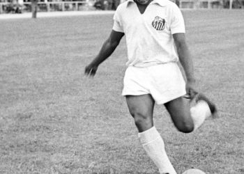 Un Santos en ruinas apela al aura de Pelé para volver a primera división