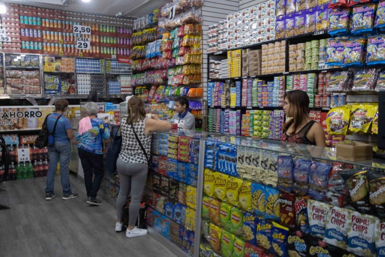 Personas compran en una tienda en Caracas (Venezuela), en una fotografía de archivo. EFE/Ronald Peña