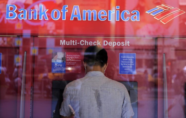 Un hombre saca dinero de un cajero automático en una sucursal del Bank of America en Times Square, Nueva York, en una fotografía de archivo. EFE/ANDREW GOMBERT
