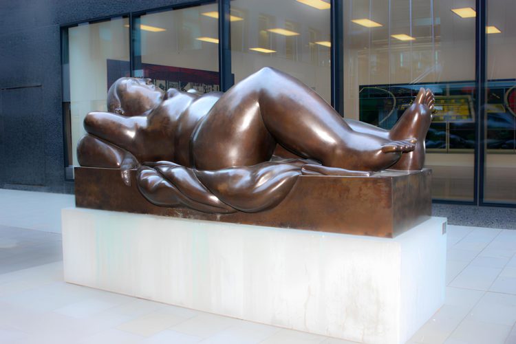 Fotografía cedida por Context Art donde se aprecia la escultura 'Sonna Sdraiata' (1993), del artista colombiano Fernando Botero, que será exhibida durante la feria Art Miami, en Miami, Florida (EE.UU.). EFE/Context Art