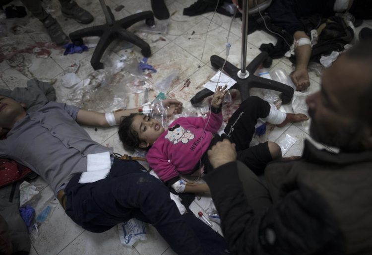 Niños heridos tras un ataque israelí son atendidos en el suelo del hospital Nasser de Jan Yunis, en el sur de Gaza, este martes. EFE/EPA/HAITHAM IMAD