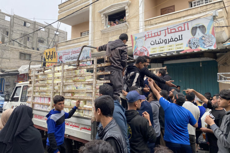Un camión de distribución de ayuda en una calle de Rafah este miércoles. A los palestinos que escapan de la ofensiva israelí en Gaza ya solo les queda Rafah en su huida desesperada, pero ni en el último lugar en el sur de la Franja encuentran refugio, ni prácticamente sitios donde cobijarse ante una situación humanitaria cada vez más límite. La mayoría de quienes llegan de Jan Yunis a Rafah, muchas familias con equipajes y pertenencias, no saben exactamente a dónde se dirigen. EFE/ Anas Baba