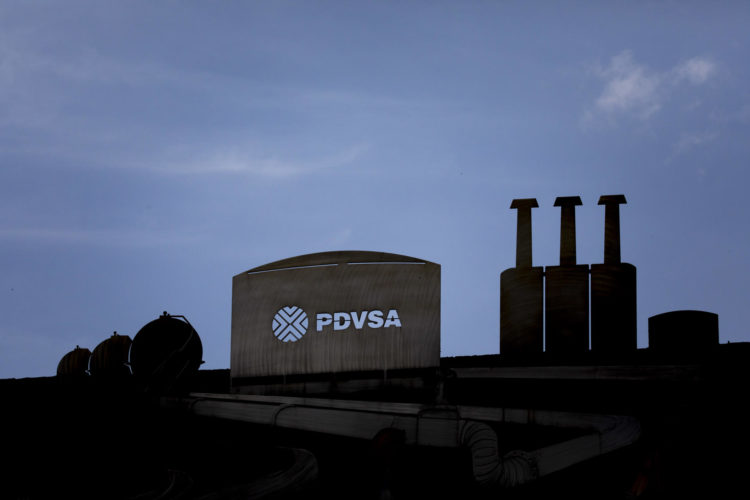 Fotografía de archivo en la que se registró el logo de la empresa estatal Petróleos de Venezuela (PDVSA), en una escultura ubicada en las inmediaciones de la sede principal de la petrolera, en Caracas (Venezuela). EFE/Miguel Gutiérrez