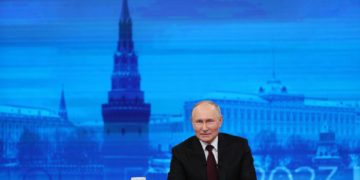 Putin rechaza una pronta paz con Ucrania en su primera rueda de prensa de la guerra