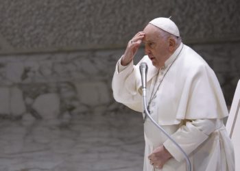 Algunos obispos se rebelan contra la bendición de las parejas del mismo sexo aprobada por el papa