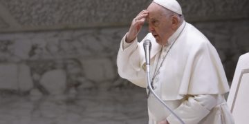 Algunos obispos se rebelan contra la bendición de las parejas del mismo sexo aprobada por el papa