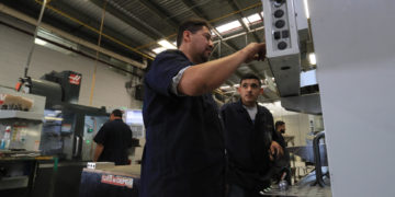 El salario mínimo de México aumentará un 20 % en 2024 con consenso de todos los sectores