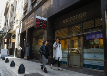Argentina devalúa un 50 % su moneda y anuncia un paquete de «urgencia»