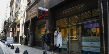 Argentina devalúa un 50 % su moneda y anuncia un paquete de «urgencia»