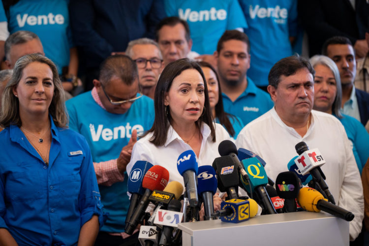 La opositora Maria Corina Machado participa en una rueda de prensa, este 6 de diciembre de 2023, en Caracas (Venezuela). EFE/ Rayner Peña R.