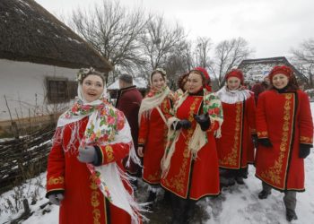 Ucranianos celebran por primera vez Navidad el 25 de diciembre en medio de ataques rusos