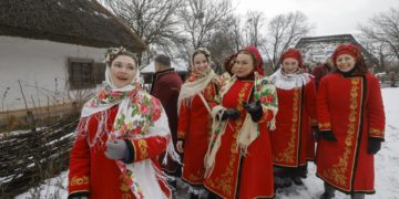 Ucranianos celebran por primera vez Navidad el 25 de diciembre en medio de ataques rusos