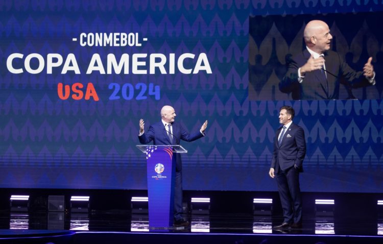 El Presidente de la FIFA, Gianni Infantino (i), habla con el Presidente de la CONMEBOL, Alejandro Domínguez, durante la ceremonia del sorteo de la fase de grupos de la Copa América 2024. EFE/EPA/CRISTÓBAL HERRERA-ULASHKEVICH