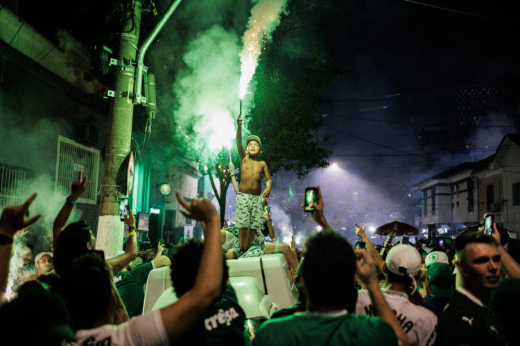 AME2538. SAO PAULO (BRASIL), 06/12/2023.- Aficionados del equipo de fútbol Palmeiras celebran hoy, el duodécimo título de campeón brasileirao, en Sao Paulo (Brasil). EFE/ Isaac Fontana