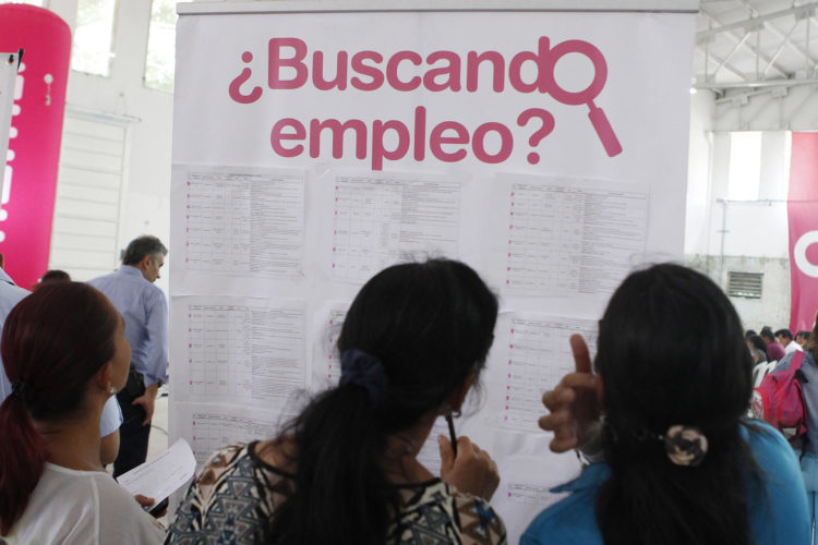 Personas asisten a una feria de empleo, en una fotografía de archivo. EFE/Luis Eduardo Noriega A.