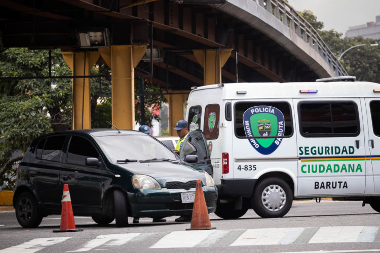 Policías requisan vehículos en un punto de control en Caracas (Venezuela). EFE/ Rayner Peña R.