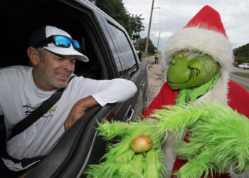 Alguacil disfrazado de duende ‘Grinch’ ofrece cebollas en vez de multas de tráfico