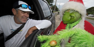 Alguacil disfrazado de duende ‘Grinch’ ofrece cebollas en vez de multas de tráfico