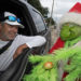 Alguacil disfrazado de duende ‘Grinch’ ofrece cebollas en vez de multas de tráfico