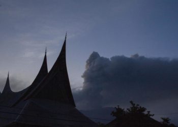 Ascienden a 13 los alpinistas fallecidos en un volcán indonesio, con diez desaparecidos