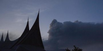 Ascienden a 13 los alpinistas fallecidos en un volcán indonesio, con diez desaparecidos