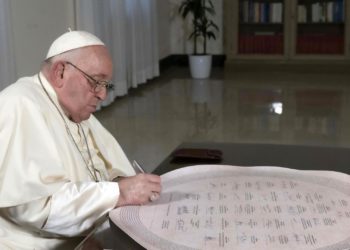 El papa insta a una nueva tregua y pide «vías valientes de paz» sin armas en Oriente Medio