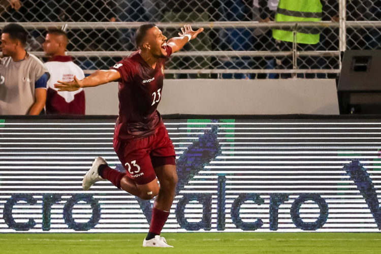 El jugador venezolano Salomón Rondón celebra un gol con su selección. EFE/ Miguel Gutiérrez