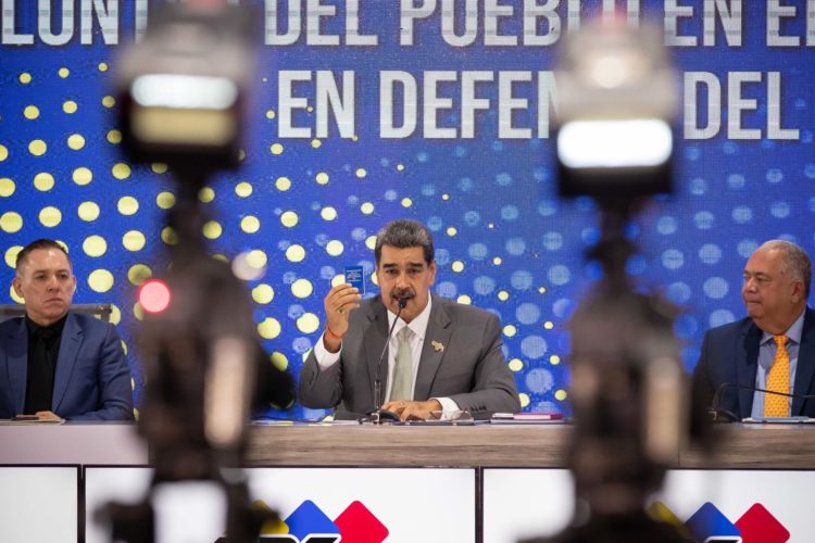 El presidente de Venezuela, Nicolás Maduro (c), habla ayer durante un acto en el Consejo Nacional Electoral (CNE) en Caracas (Venezuela). EFE/ Rayner Peña R.