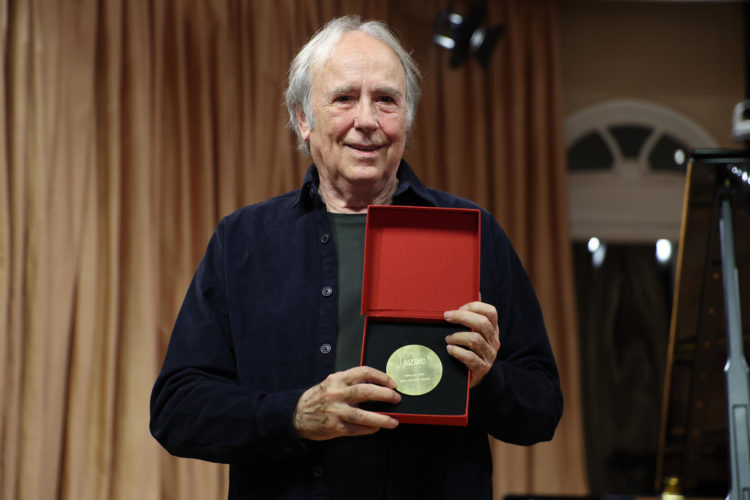 El cantautor español Joan Manuel Serrat con la Medalla de Honor de la Sociedad General de Autores y Editores (SGAE). EFE/ Kiko Huesca