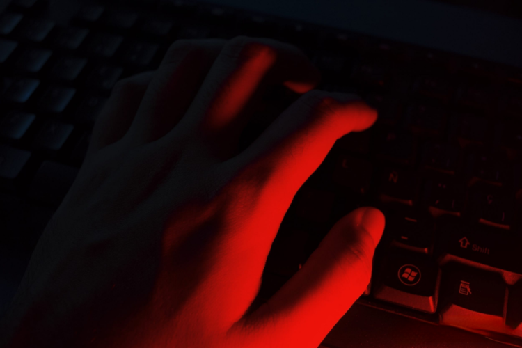 Experta advierte que hay mujeres obligadas por sus parejas a crear contenido en OnlyFans