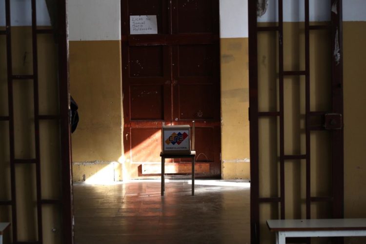 Poca afluencia electores de observó en las mesas de votación en San Cristóbal. Fotos: Carlos Eduardo Ramírez