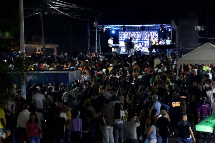 El parrandón se realizó el pasado viernes en el centro de la ciudad de Rubio, municipio Junín del estado Táchira. Foto: Carlos Eduardo Ramírez