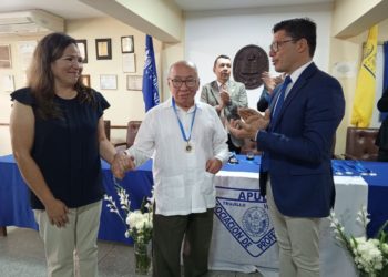 APULA conmemora el día del Profesor Universitario con homenaje a docentes en la Facultad de Medicina en Valera