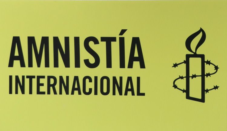 Fotografía de archivo en la que se registró un logo del movimiento global por la promoción y defensa de los Derechos Humanos Amnistía Internacional (AI). EFE/Sáshenka Gutiérrez