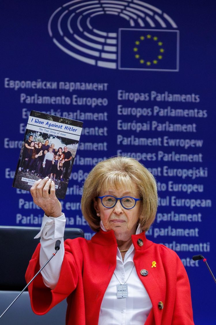 Irene Shashar, superviviente del Holocausto, muestra su historia en el libro infantil ilustrado "Gané contra Hitler", en el Parlamento Europeo el 25 de enero 2024. EFE/EPA/OLIVIER MATTHYS