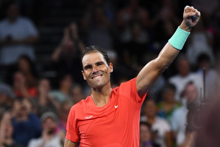 Rafael Nadal celebra la victoria sobre el austríaco Dominic Thiem, en su regreso a las pistas en el torneo de Brisbane (Australia). EFE/EPA/JONO SEARLE AUSTRALIA AND NEW ZEALAND OUT EDITORIAL USE ONLY EDITORIAL USE ONLY