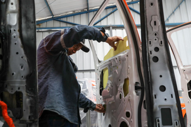 Un hombre trabaja en el proceso de blindaje de un vehículo, una labor que puede tomar hasta cuatro semanas, el 15 de enero de 2024 en el taller de AutoExpress en Quito (Ecuador). EFE/José Jácome