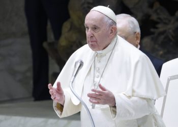 El papa defiende la bendición de parejas homosexuales y dice que no piensa en una renuncia
