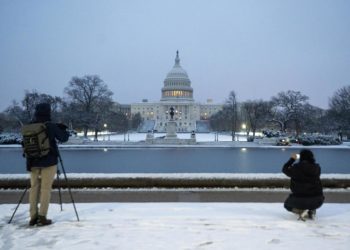 Nieve y gélidas temperaturas persisten en gran parte de EE.UU., con vuelos cancelados
