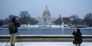 Nieve y gélidas temperaturas persisten en gran parte de EE.UU., con vuelos cancelados