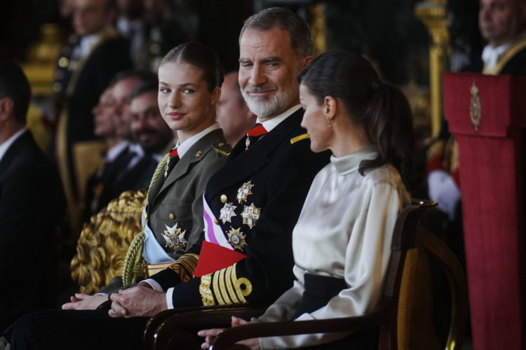 La princesa Leonor, el rey Felipe VI, y la reina Letizia, durante la recepción este sábado en el Palacio Real con motivo de la Pascua Militar.-EFE/ Borja Sanchez-Trillo POOL