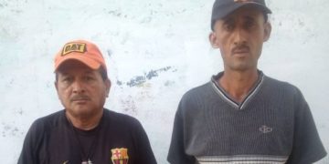 Dos obreros de la Alcaldía de Miranda protestan el despido del que han sido objeto