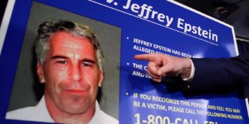 ¿Quiénes aparecen en los documentos desclasificados sobre Epstein y por qué?
