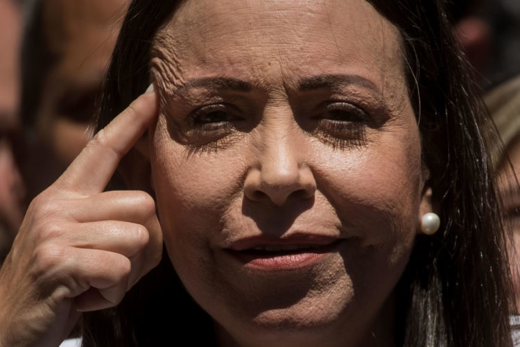 La líder opositora venezolana María Corina Machado ofrece declaraciones a la prensa durante un acto de calle, en Caracas (Venezuela). EFE/ MIGUEL GUTIERREZ