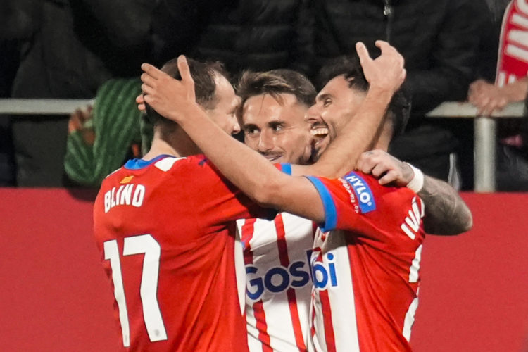 Los jugadores del Girona (i-d) celebran su cuarto gol durante el encuentro correspondiente a la jornada 19 de LaLiga EA Sports que Girona y Atlético de Madrid jugaron en el estadio Montilivi, en Girona. EFE / David Borrat.