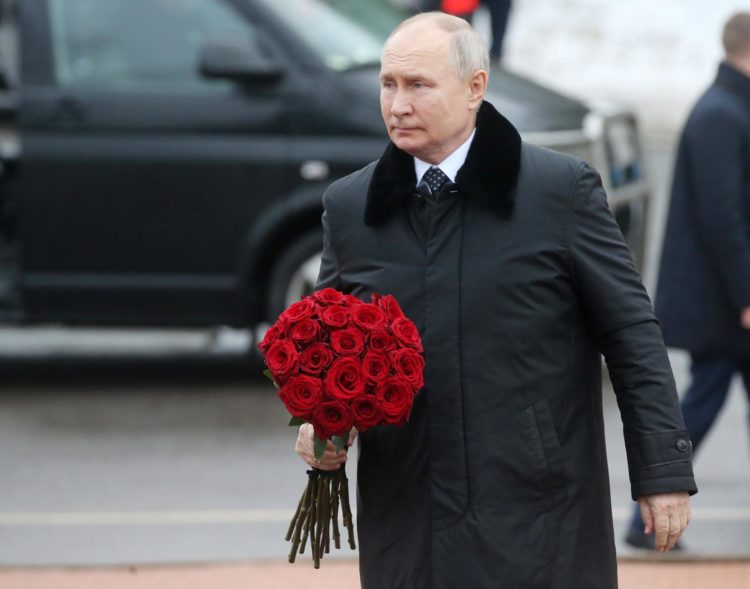El presidente ruso, Vladimir Putin (D), en la ceremonia del 80º aniversario de la liberación de Leningrado (nombre de San Petersburgo en la era soviética). EFE/EPA/KONSTANTIN ZAVRAZHIN / SPUTNIK / KREMLIN POOL MANDATORY CREDIT