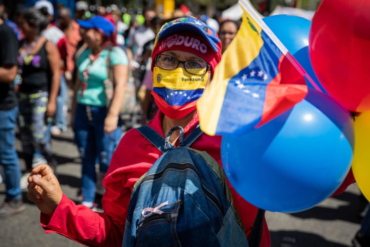 Una mujer participa durante una marcha adepta al gobierno de Nicolás Maduro hoy, en Caracas (Venezuela). EFE/Rayner Peña R.